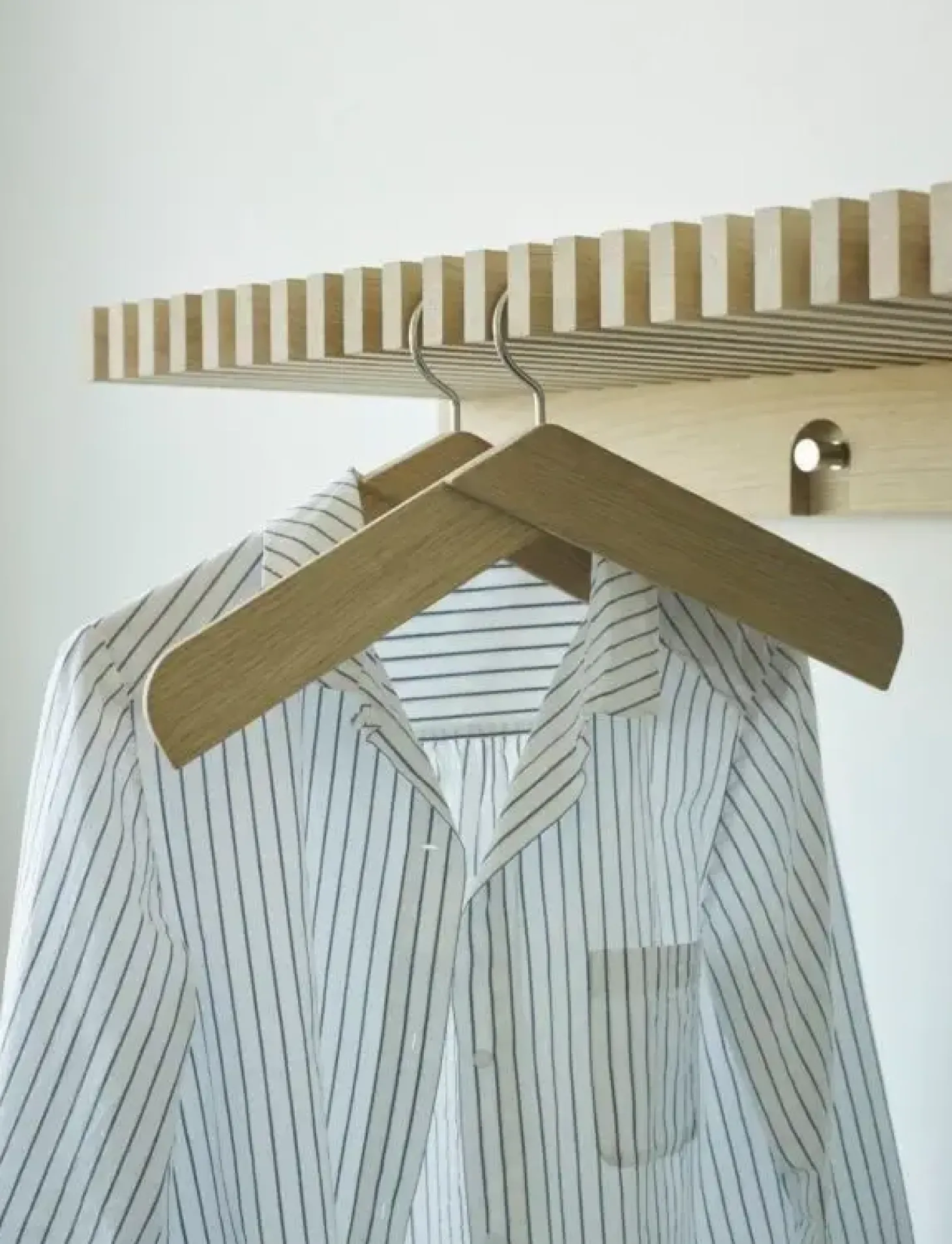 Fritz Hansen - Collar bøjle - Eg - Rustfri stål