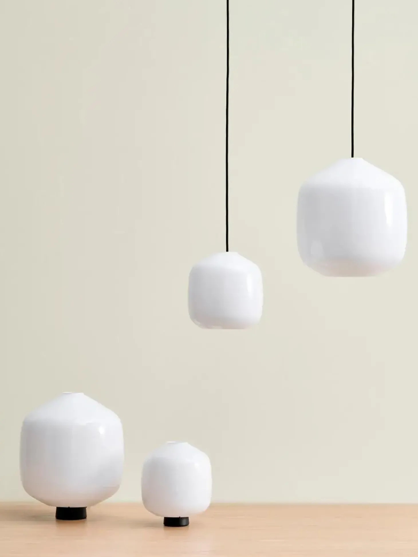 Hay - Buoy Glass Pendel - Sort ledning - Hvid - 300