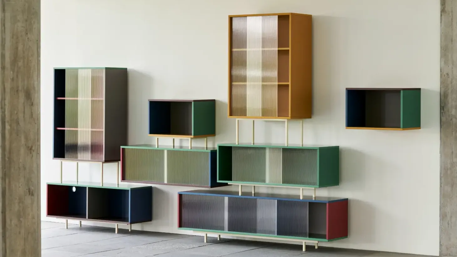 Hay - Reol til Gulv m. Glaslåger - Colour Cabinet - Multi farvet - Høj model, B75 X D39 X H130