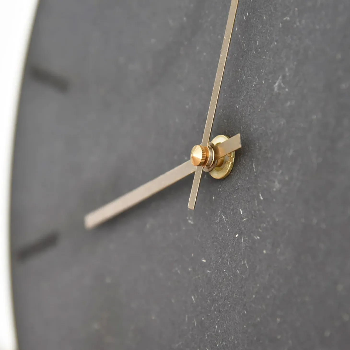 Hemverk - Vægur - Gunpowder - Sort/Guld - Ø28 cm