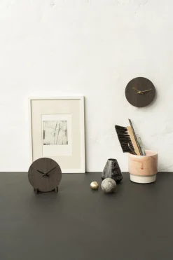 Hemverk - Vægur - Mørk eg - Ø12 cm - Sorte visere