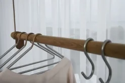 LindDNA bøjlestang - Swing 80 cm (black oak/black lether cord)