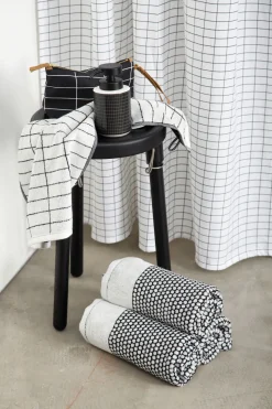 Mette Ditmer - GRID badehåndklæde, sort / råhvid