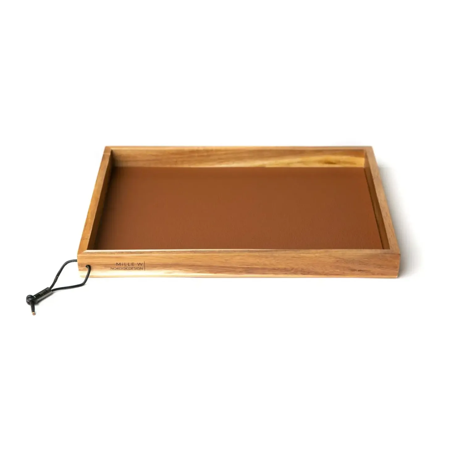 MiLLE W NORDISK DESIGN - Bakke i træ - Cognac læder - 24 x 33 cm.