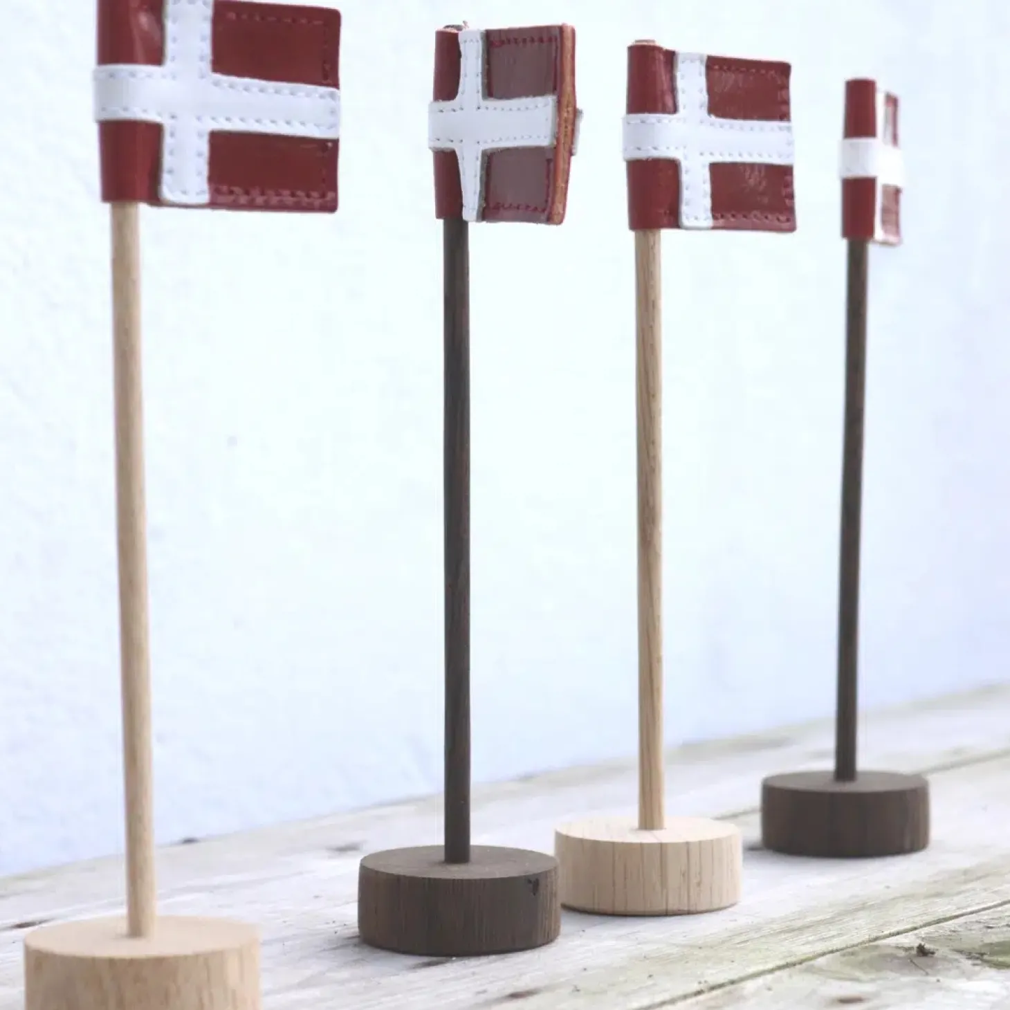 Nordic By Hand - Snoren - Bordflag mini i røget eg - H20
