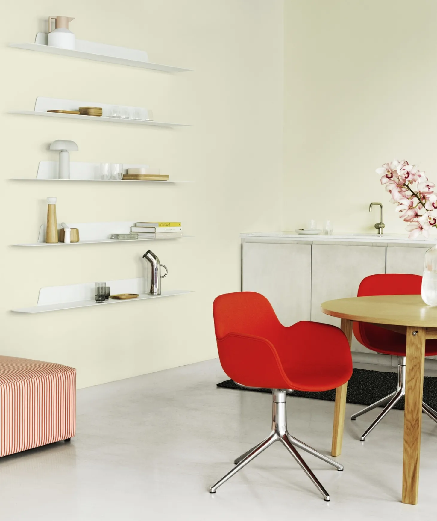 Normann Copenhagen - Form Armstol Swivel 5W med hjul - Sort/Varm grå