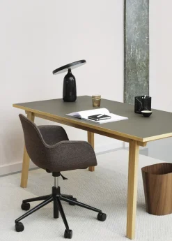 Normann Copenhagen - Form Armstol Swivel 5W med hjul - Sort/Creme