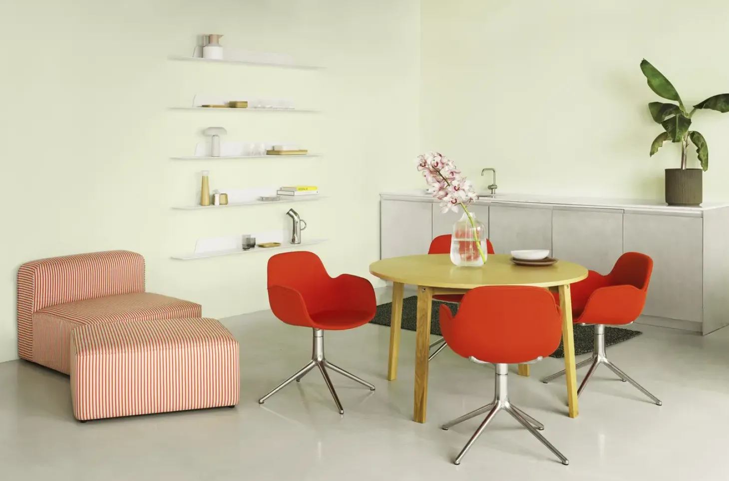 Normann Copenhagen - Form Armstol Swivel 5W med hjul - Sort/Creme