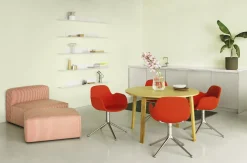 Normann Copenhagen - Form Armstol Swivel 5W med hjul - Sort/Rød