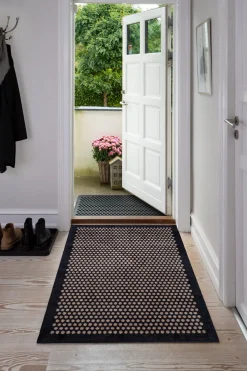 Tica Copenhagen - Smudsmåtte - Dots - Sort/Sand - 90x130 cm