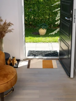 Tica Copenhagen - Smudsmåtte - Stripes Horizon - Ivory-Dijon-Brown - 90x130 cm